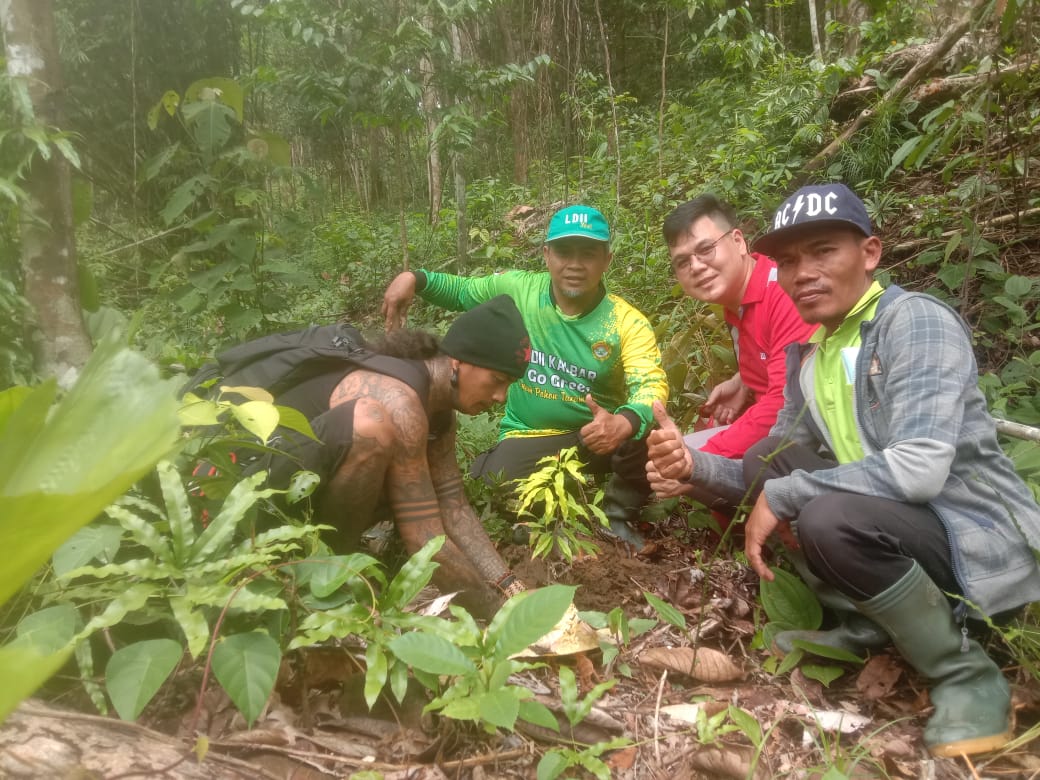 Bersama Panglima Jilah, LDII Kalbar Tanam Ribuan Pohon di Riam Bukit Raya Sambora