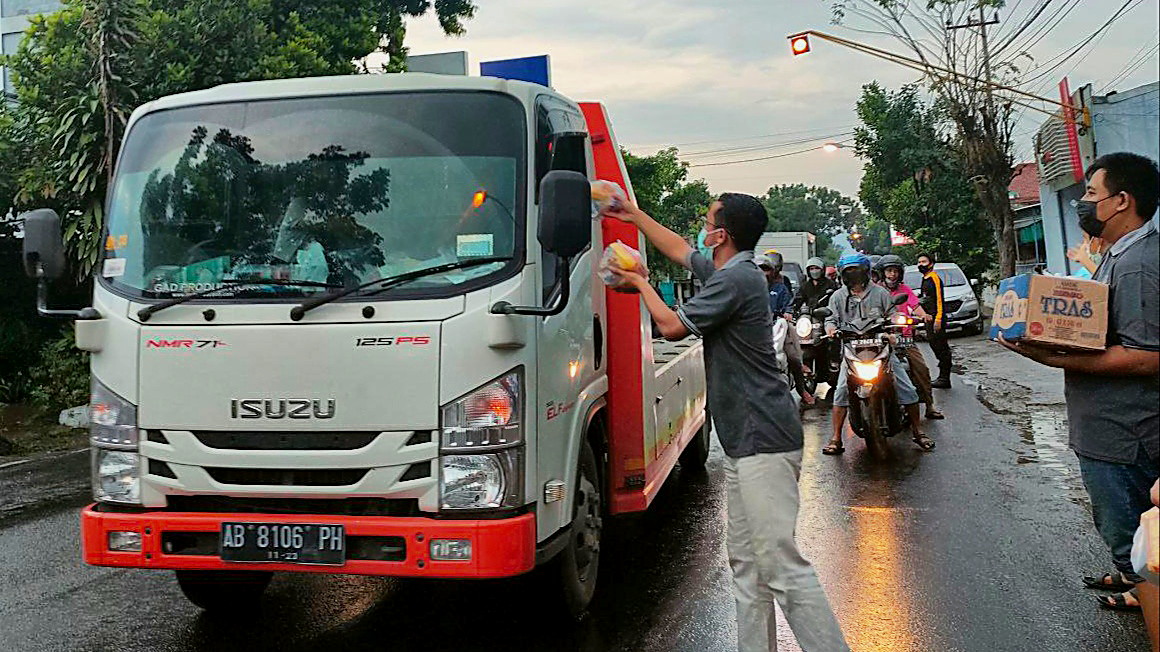 Bantu Masyarakat, Pemuda LDII Kota Kediri Bagikan Ribuan Takjil