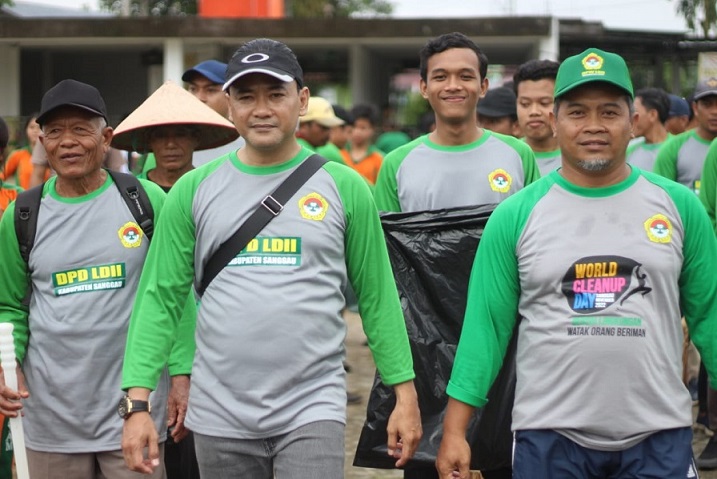 LDII Sanggau Lakukan Aksi Pungut Sampah, Camat Sekayam Beri Apresiasi