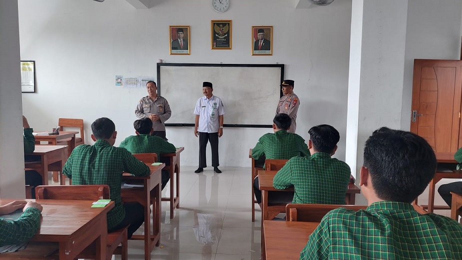 Kunjungi SMK Al Manshurin, Polsek Pesantren Ajak Santri LDII Agar Bijak Bermedsos