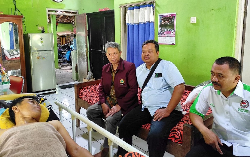 PC LDII Pedan Bersama Senkom Mitra Polri dan Persinas ASAD Jenguk Wakapolsek Pasca Kecelakaan