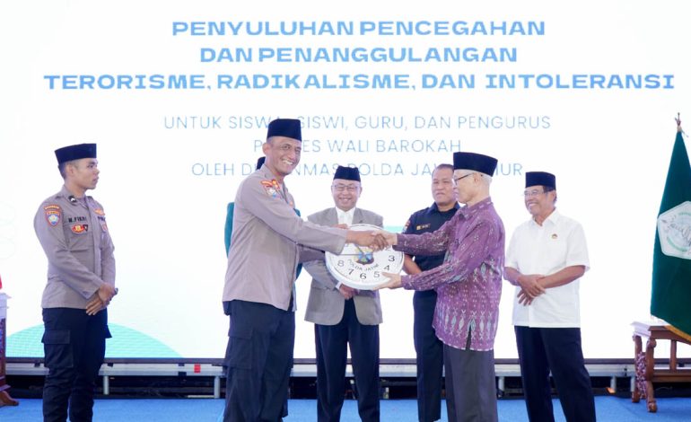 Polda Jawa Timur bersama Pondok Pesantren Wali Barokah mengajak para santriwan dan santriwati untuk turut andil menjaga keutuhan NKRI