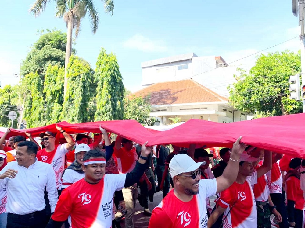 Jelang HUT ke-79 RI, Pemuda LDII Kota Kediri Ikuti Kirab Bendera Raksasa Merah Putih