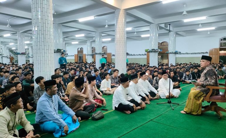 Pengasuh Ponpes Sunan Ngerang Nahjatus Sholihin Rembang Beri Motivasi Pada Santri Ponpes Wali Barokah