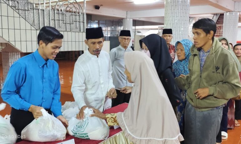 Ponpes Wali Barokah LDII Kota Kediri Bagikan 850 Paket Sembako untuk Warga Sekitar