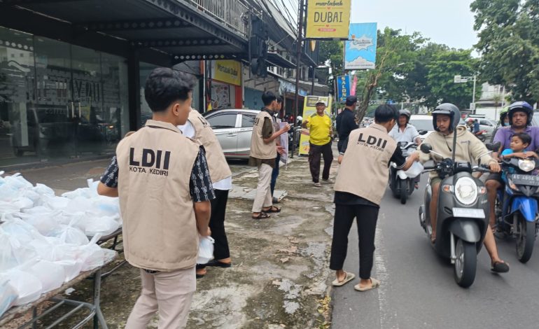 PC LDII Kecamatan Kota, Kota Kediri Gelar Bagi Takjil