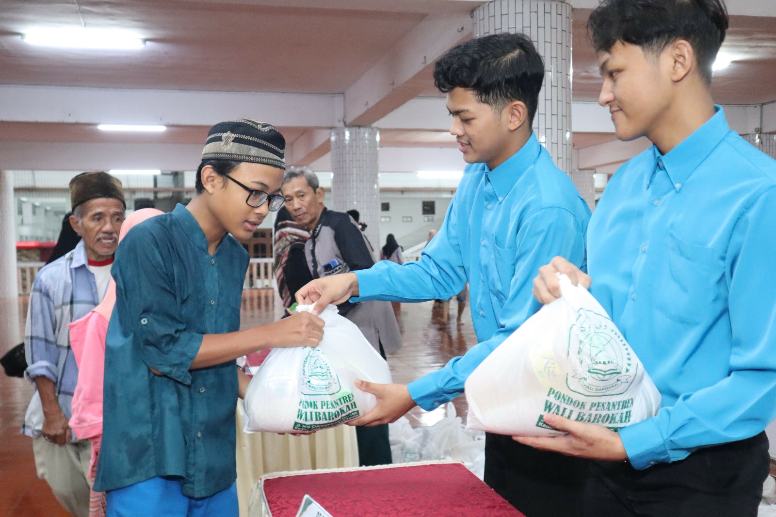 Lurah Banjaran Apresiasi Ponpes Wali Barokah Kota Kediri yang Bagikan Ratusan Paket Sembako