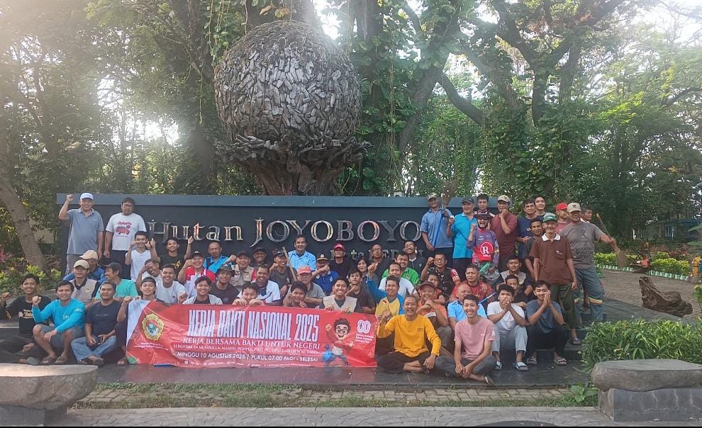 Polsek Kediri Kota dan Warga LDII Gelar Kerja Bakti Nasional untuk Bersih-Bersih Hutan Kota Joyoboyo