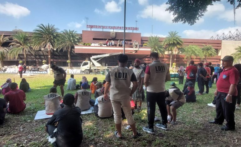 Warga LDII Kota dan Kabupaten Kediri Hadiri Undangan Bupati Kediri, Gotong Royong Bersihkan Kantor Pemkab Kediri