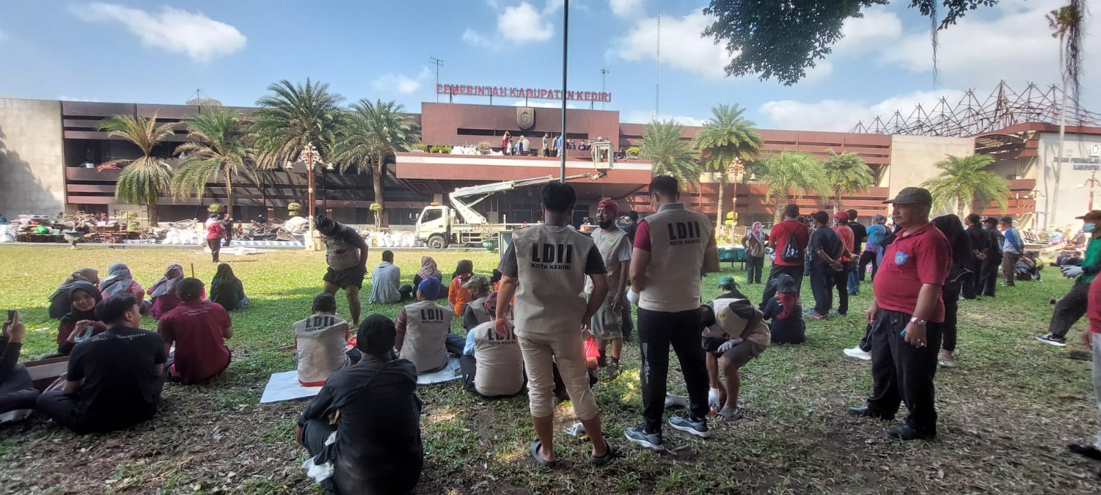 Warga LDII Kota dan Kabupaten Kediri Hadiri Undangan Bupati Kediri, Gotong Royong Bersihkan Kantor Pemkab Kediri