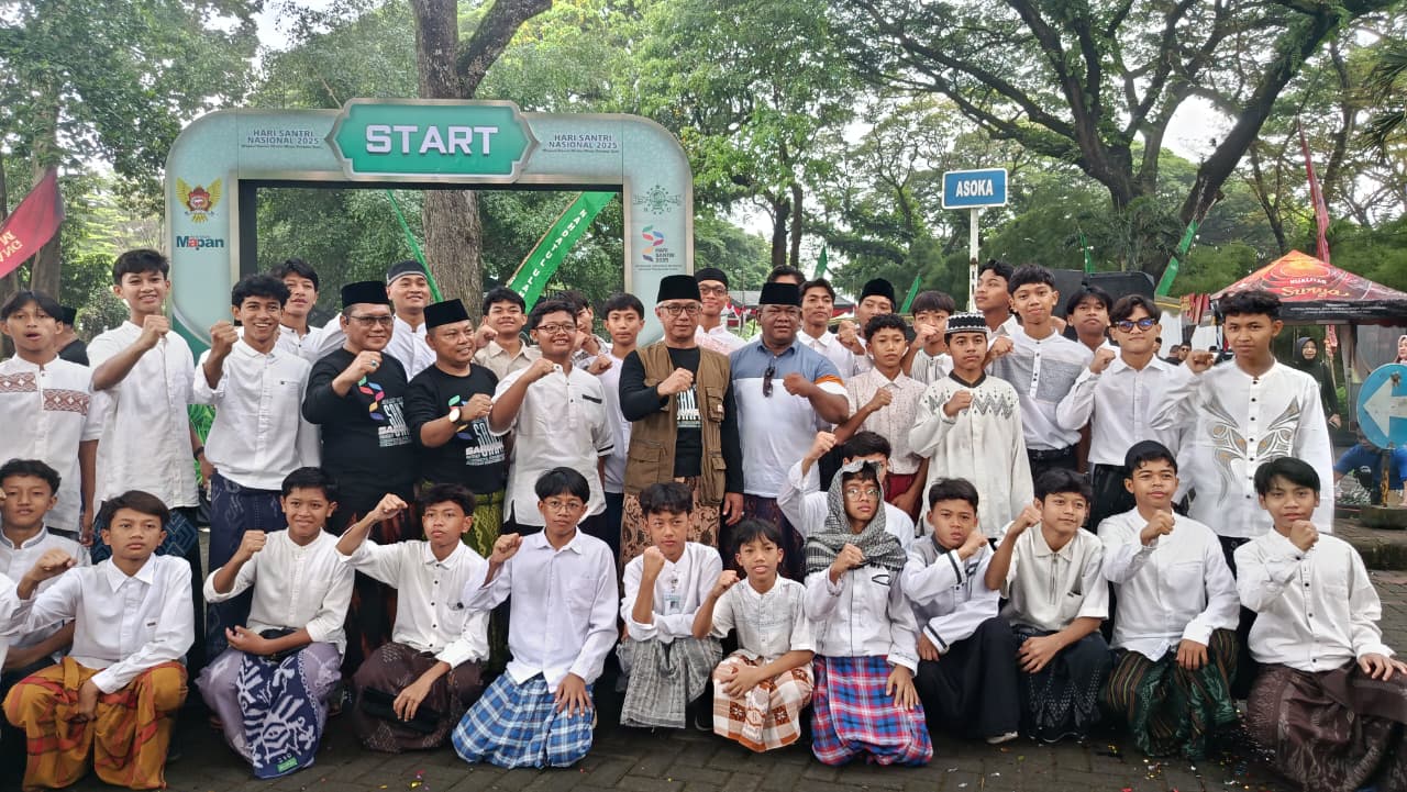 Santri LDII Ikut Meriahkan Jalan Sehat Sarungan Memperingati Hari Santri Nasional 2025 di Kota Kediri