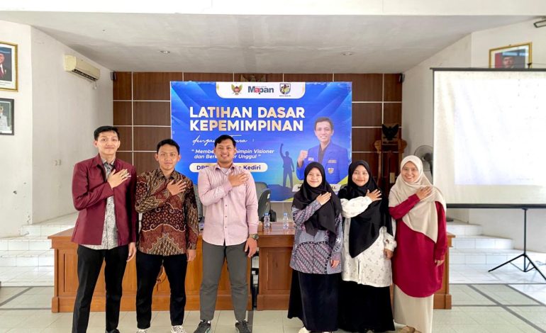 Pemuda LDII Kota Kediri mengikuti Latihan Dasar Kepemimpinan (LDK) yang digelar DPD KNPI Kota Kediri di Gedung Pertemuan Kecamatan Pesantren, Selasa (23/12)