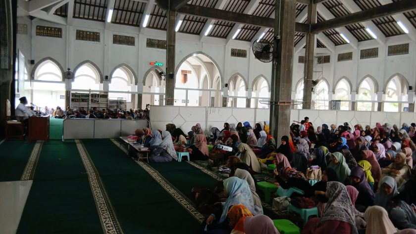 Anggota Wanhat (Dewan Penasihat) LDII Kota Kediri, Abdulloh, S.Pd, memberikan nasihat keagamaan kepada warga LDII dalam kegiatan pengajian LDII Kota Kediri. Dalam tausiyahnya, ia mengingatkan pentingnya menjalani kehidupan beragama dengan sungguh-sungguh agar dapat masuk surga dan selamat dari siksa neraka.