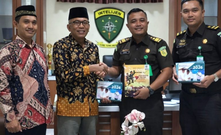 Kepala Seksi Intelijen Kejaksaan Negeri Sumbawa Barat, Benny Utama, menerima kunjungan jajaran DPD LDII Kabupaten Sumbawa Barat (KSB), Rabu (21/1). Foto: Dok. LINES
