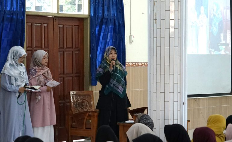Emada Nindyta Fatimasari, salah satu pemateri Pengajian Rutin Wanita LDII Kota Kediri, Pada Minggu (25/1).