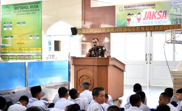 Cegah Kenakalan Remaja, Kejari Padang dan LDII Tanamkan Kesadaran Hukum di SMP Baiturrosyid