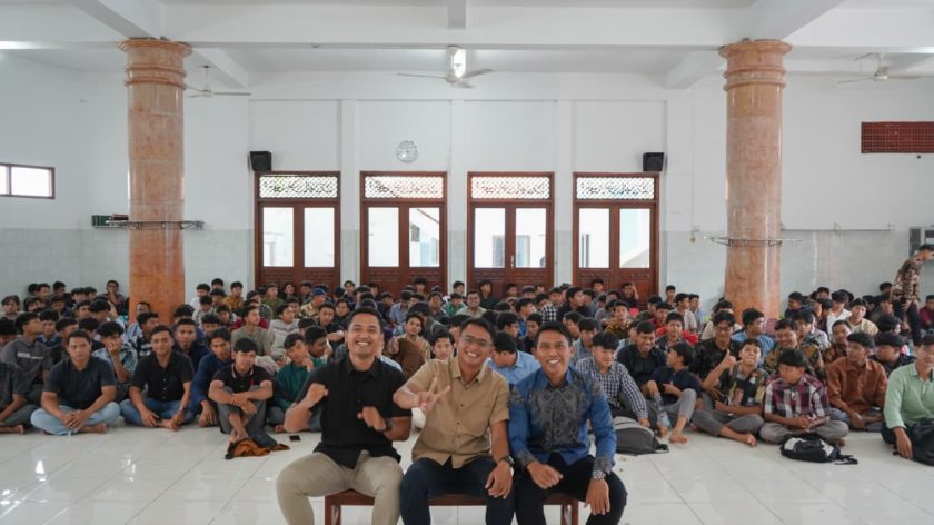 Ratusan peserta beserta narasumber pada pengajian Pemuda LDII Kota Kediri bertema “Inspirasi Kemandirian Bersama Pengusaha Kuliner & Konveksi.