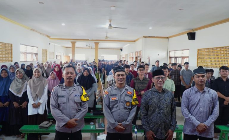 PC LDII Mojoroto dan Polsek menyelenggarakan kegiatan Pengajian dan Pembekalan Karakter pada Minggu (25/1), di Pondok Pesantren Nurul Hakim Al-Fatah, Mojoroto, Kota Kediri.
