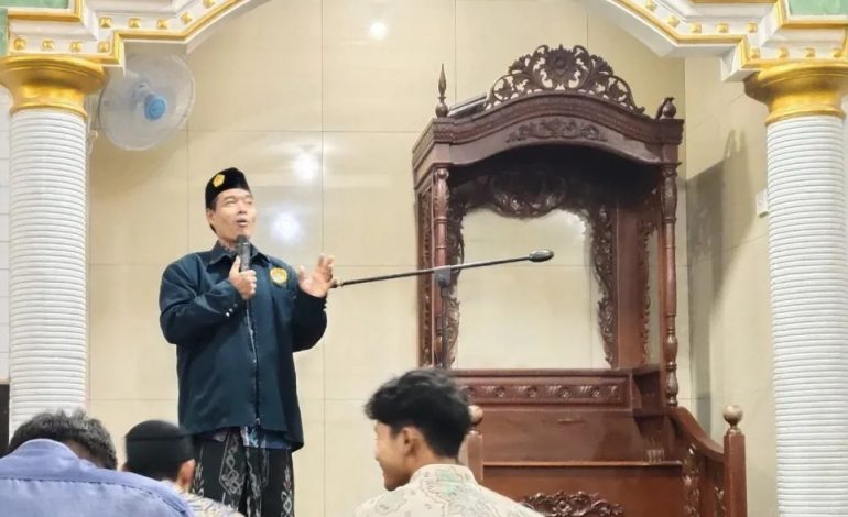 Ketua Dewan Kemakmuran Masjid (DKM) Ainil Yaqin, Achmadun, menyampaikan tausiyah usai pelaksanaan Shalat Jumat di Masjid Ainil Yaqin, Kelurahan Koperapoka, Kecamatan Mimika Baru, Kota Timika, Papua Tengah, Jumat (31/10).