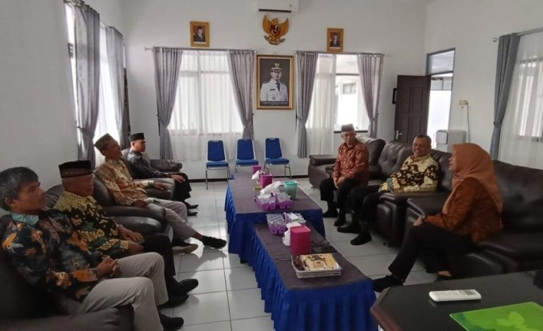 PC LDII Pacitan audiensi dengan camat baru Pacitan, Dita Widiasari. Audiensi berlangsung di Kantor Kecamatan Pacitan, Kamis (22/1). Foto: Dok. LINES Pacitan