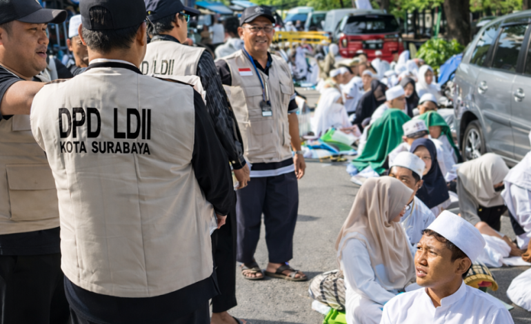 Relawan LDII Kenjeran melayani jamaah dengan membagikan air minum pada kegiatan Majelis Dzikir Maulidur Rasul SAW dan Haul Akbar Al Fithrah di Surabaya, Minggu (25/1). Foto: Dok. LINES Surabaya.