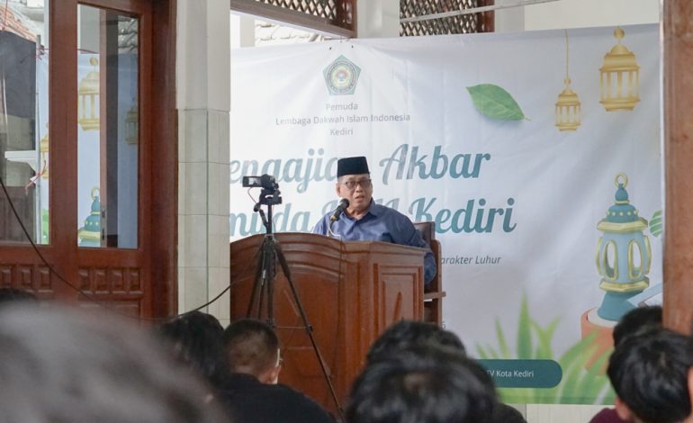 Sesi nasihat pemantapan agama oleh Ustadz Semoga Jaya dalam Pengajian Akbar Pemuda LDII Kediri