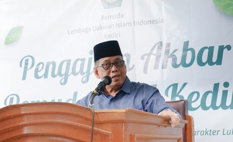 Ustadz Semoga Jaya dalam Sesi nasihat pemantapan agama Pengajian Akbar Pemuda LDII Kediri