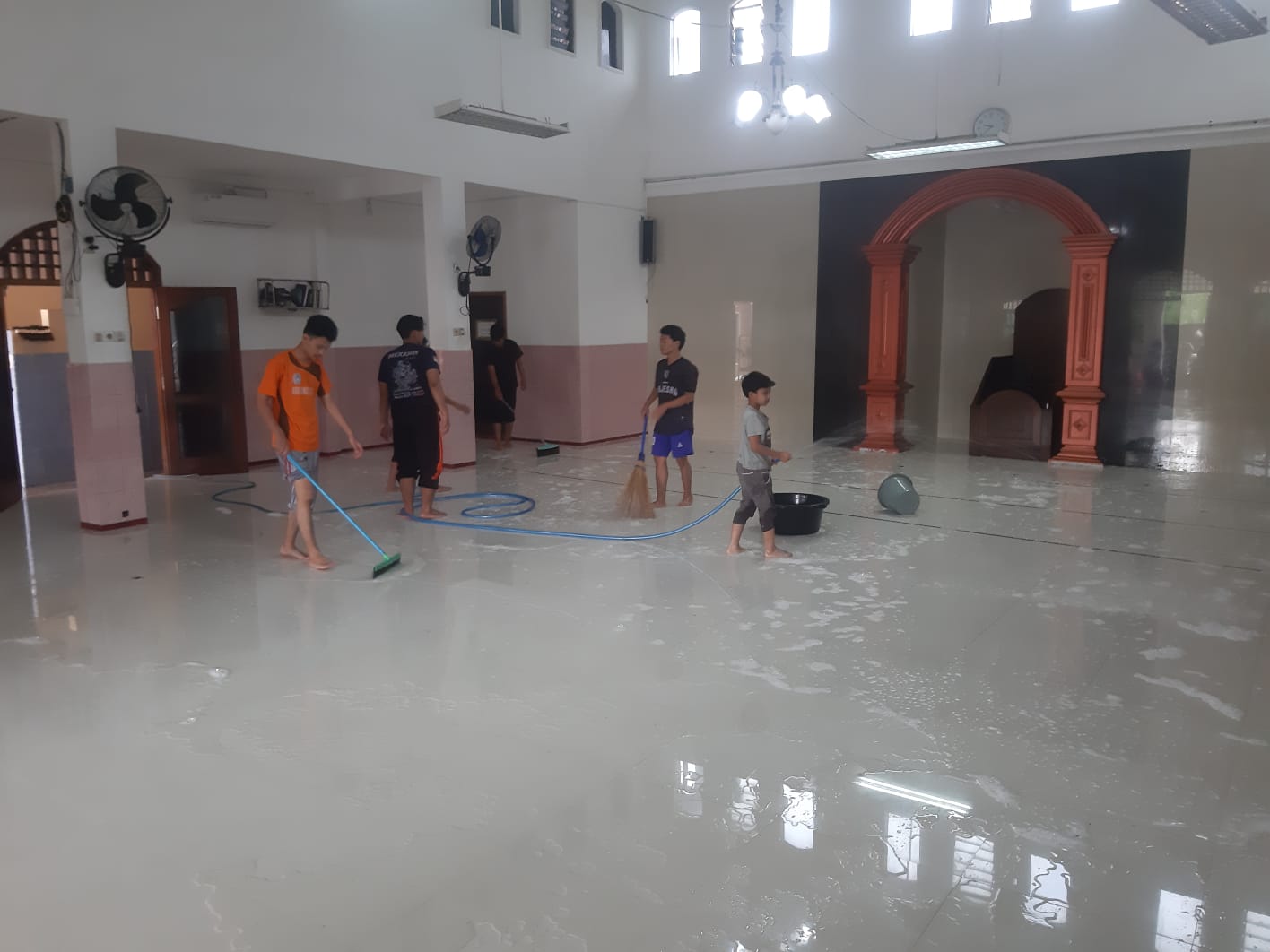 Generus LDII Masjid Baiturrohman PAC Banjaran Bersihkan Masjid