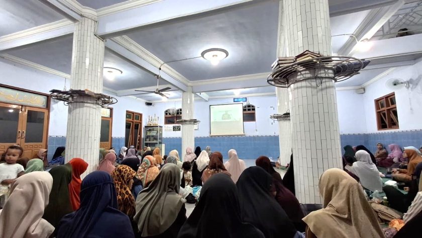 Warga PC LDII Pagu mengikuti Pengajian Umum pada Sabtu, (21/2), di Kambingan, Pagu, Kabupaten Kediri.