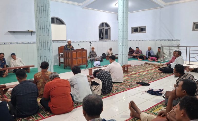 Warga PC LDII Pagu mengikuti Pengajian Umum pada Sabtu, (21/2), di Kambingan, Pagu, Kabupaten Kediri.