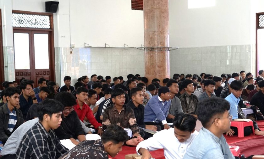 Para peserta dalam Pengajian Akbar Pemuda LDII Kediri, Minggu (15/2).