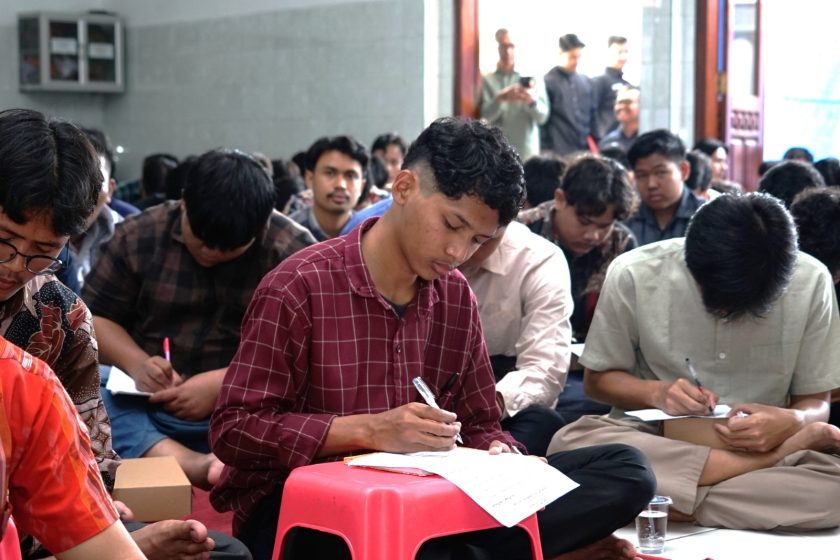 Para peserta dalam Pengajian Akbar Pemuda LDII Kediri, Minggu (15/2).