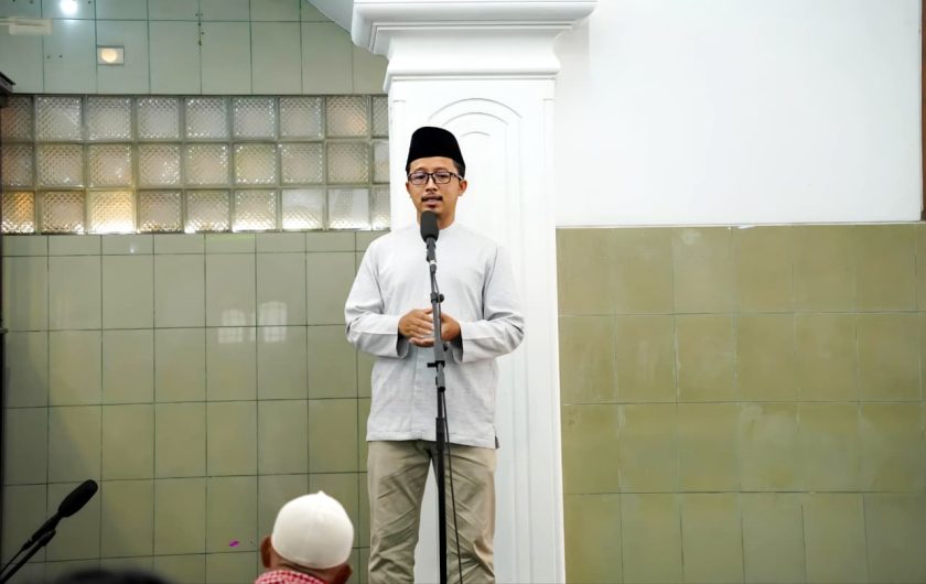 Kediri (6/2). Menjelang datangnya bulan suci Ramadan, Penasihat Ponpes Wali Barokah, H. Bambang Edi Suharto, memberikan nasihat agama di hadapan jemaah dan santri. Ia menekankan bahwa Ramadan harus menjadi momentum transformasi diri melalui peningkatan kualitas ibadah.