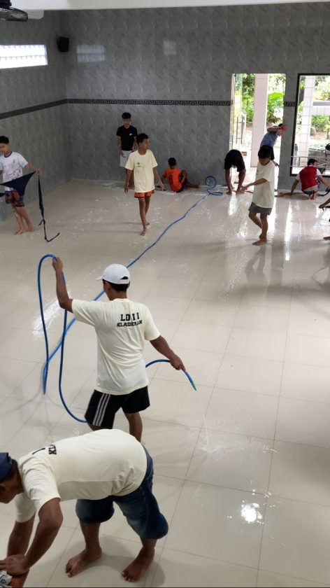 ambut Ramadan 1447 H, PAC LDII Klanderan Gelar Bersih-Bersih Masjid dan Lingkungan