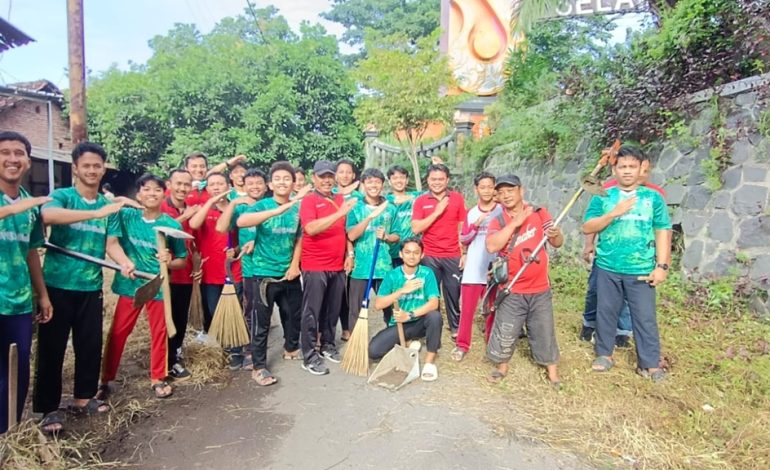 Laksanakan Imbauan Bupati Nganjuk, Ponpes Al Ubaidah Kertosono Gelar Kerja Bakti Bersama Warga