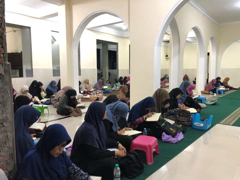 Materi pengajian kali ini membahas bacaan makna dan keterangan Al-Qur’an Surat Al-An’am ayat 125 hingga 129. Penyampaian materi dilakukan oleh Ustaz Umar Bin Khotob dengan penjelasan yang sistematis dan mudah dipahami jamaah. Dalam tausiyahnya, ia mengajak warga LDII untuk semakin mendekatkan diri kepada Allah SWT melalui pemahaman Al-Qur’an yang benar.