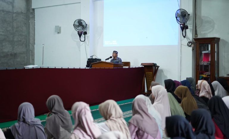 Pengajian rutin remaja PAC LDII Tempurejo di Masjid Firdaus Al Mansurin, Kota Kediri