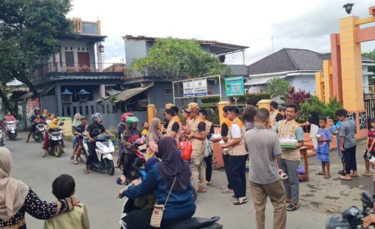 DPD LDII Kabupaten Tegal membagikan ribuan paket takjil kepada pengendara dan warga. Kegiatan yang berlangsung pada Jumat, (20/2/2026) tersebut dilaksanakan serentak di sejumlah titik strategis menjelang waktu berbuka puasa Ramadan. Foto: LINES
