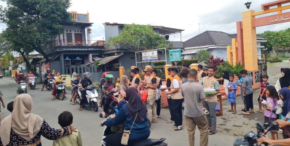 Program Jumat Berkah, Warga LDII Tegal Turun ke Jalan Bagikan Takjil