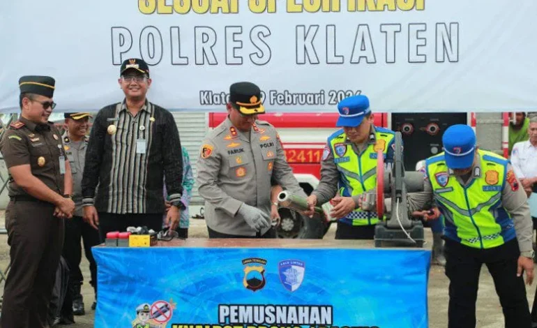 Pemusnahan Knalpot Brong yang dipimpin oleh Kapolres Klaten AKBP Moh. Faruk Rozi. Foto: LINES