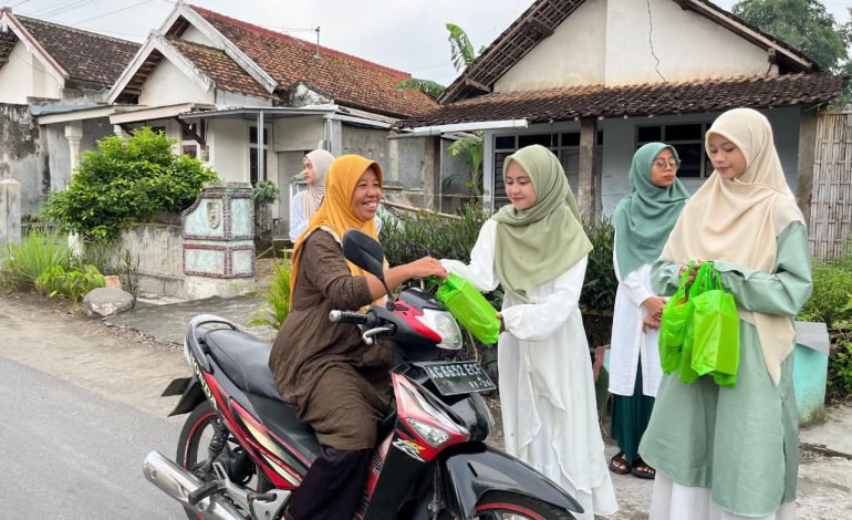Keputrian PAC LDII Bangkok Berbagi Takjil, Pererat Silaturahmi dengan Warga Mangurejo Kediri