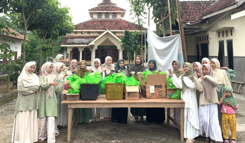 Panitia Keputrian PAC LDII Bangkok dalam kegiatan sosial pembagian takjil Ramadan