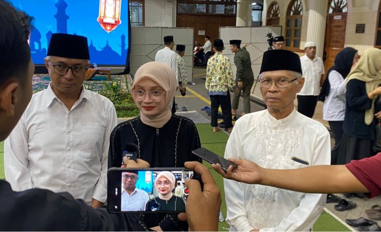 Wali Kota Kediri, Vinanda Prameswati dalam acara Santunan anak yatim dhuafa dan Buka Puasa Bersama di Pondok Pesantren Wali Barokah Kota Kediri