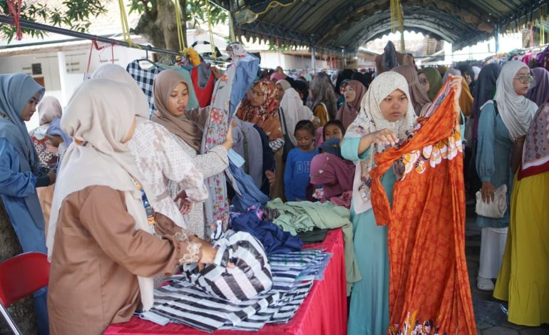 LDII Kota Kediri Gelar Bazar Baju Barokah, Jamaah Bebas Memilih Ribuan Pakaian Layak Pakai