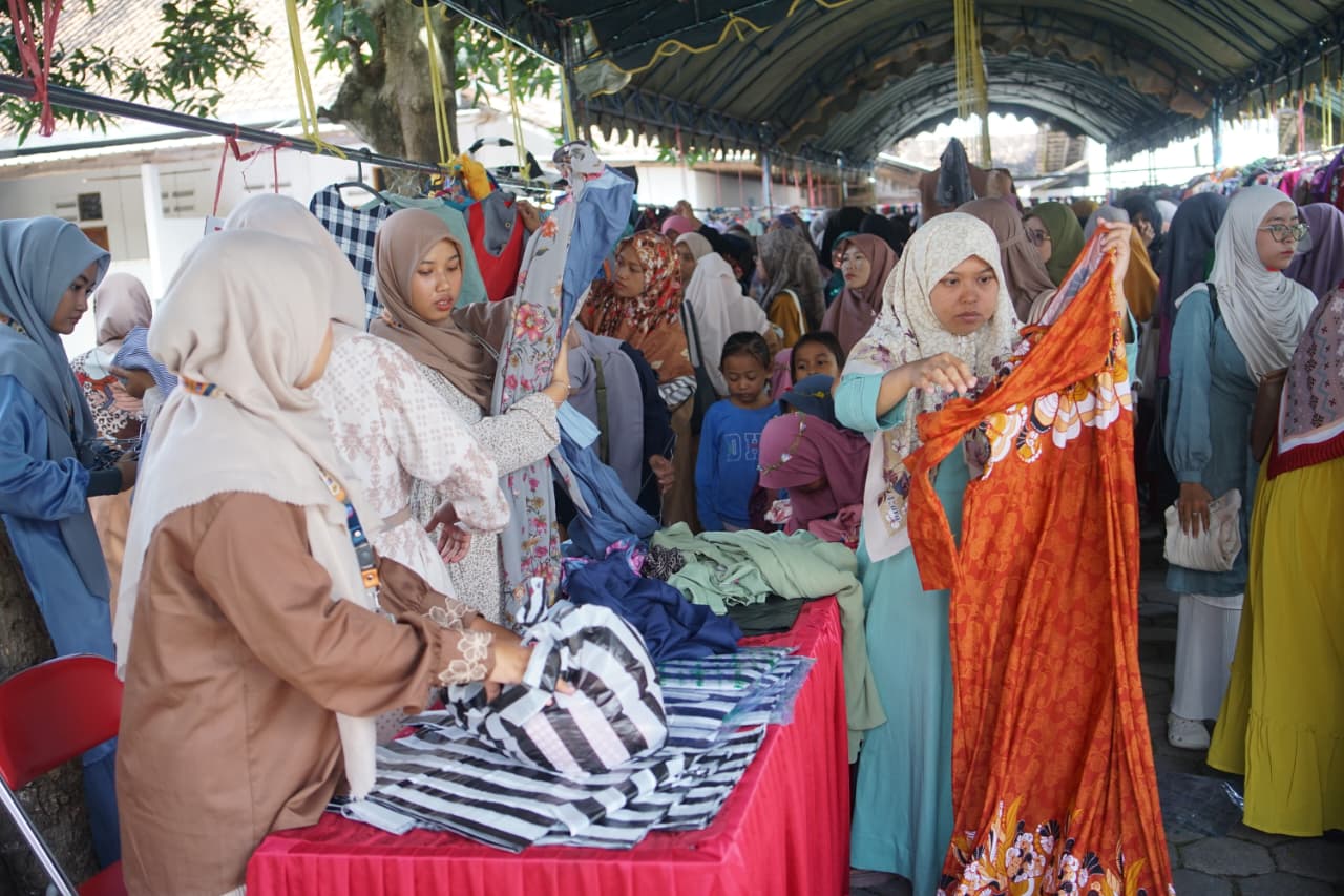 LDII Kota Kediri Gelar Bazar Baju Barokah, Jamaah Bebas Memilih Ribuan Pakaian Layak Pakai