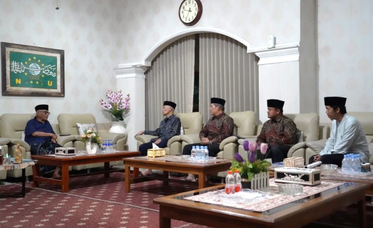 DPD LDII Kota Kediri silaturahim ke kediaman Ketua Umum Majelis Ulama Indonesia (MUI) Pusat, KH Anwar Iskandar, di Ponpes Al Amin, Ngasinan, Kota Kediri