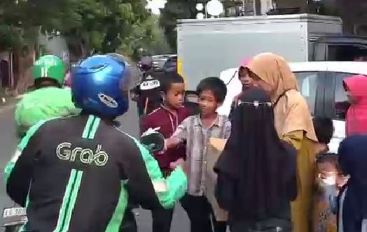 Caberawit Nurul Karim PAC LDII Banjaran Kota Kediri Bagikan Ratusan Takjil untuk Pengguna Jalan