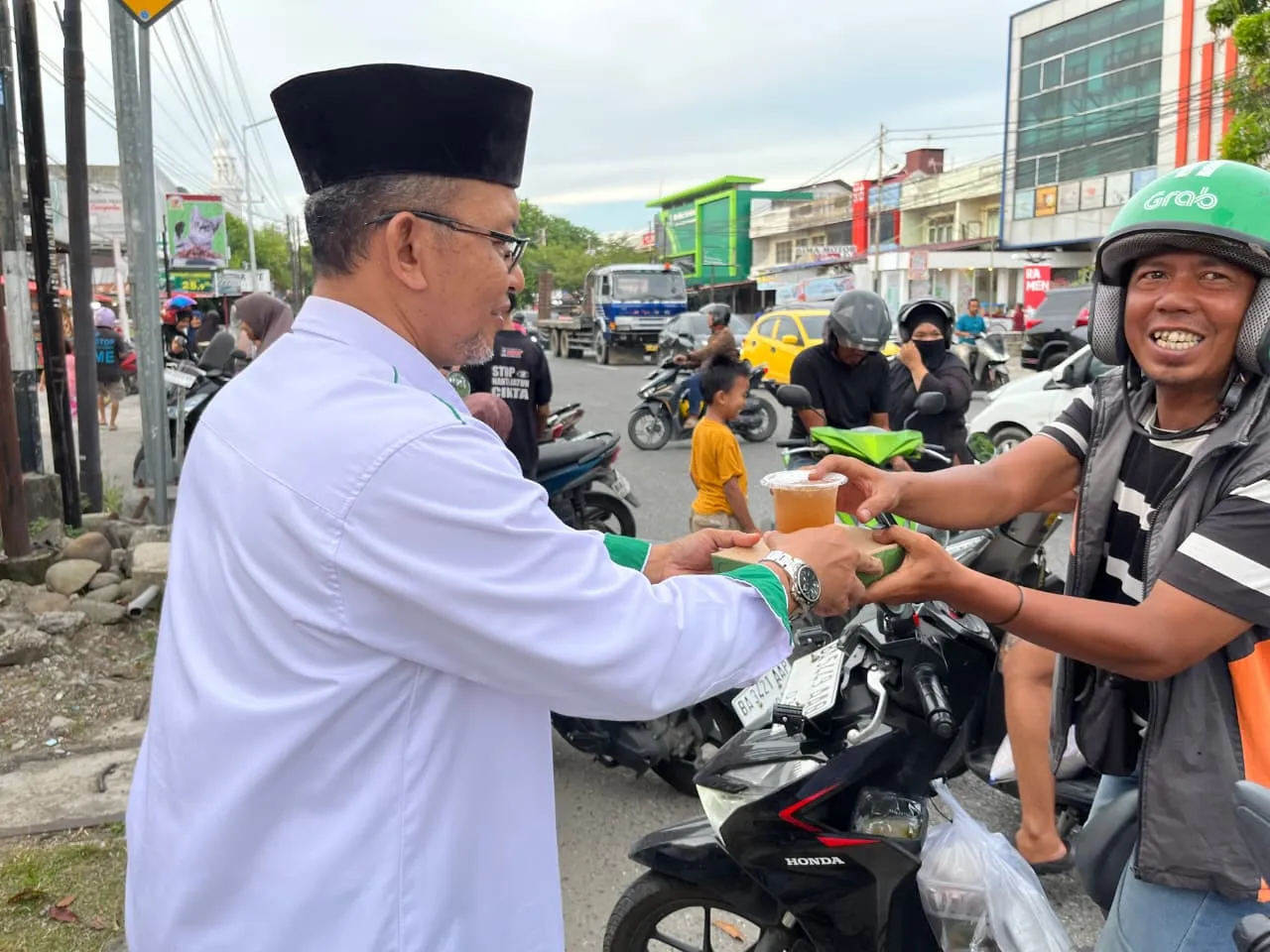 LDII Kota Padang Bagikan Paket Takjil untuk Pengguna Jalan, Wujud Kepedulian di Bulan Ramadan