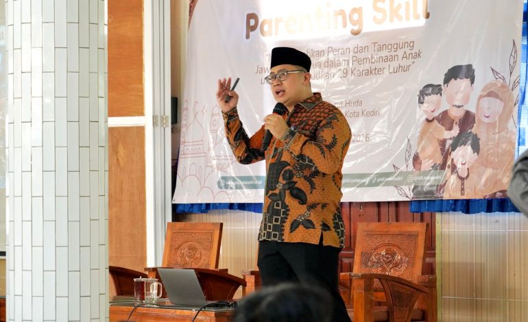 Praktisi parenting dr. H. Heris Setiawan Kusumaningrat dalam acara Seminar Parenting Skill, di Ponpes Nurul Huda Al Manshurin. Foto: LINES
