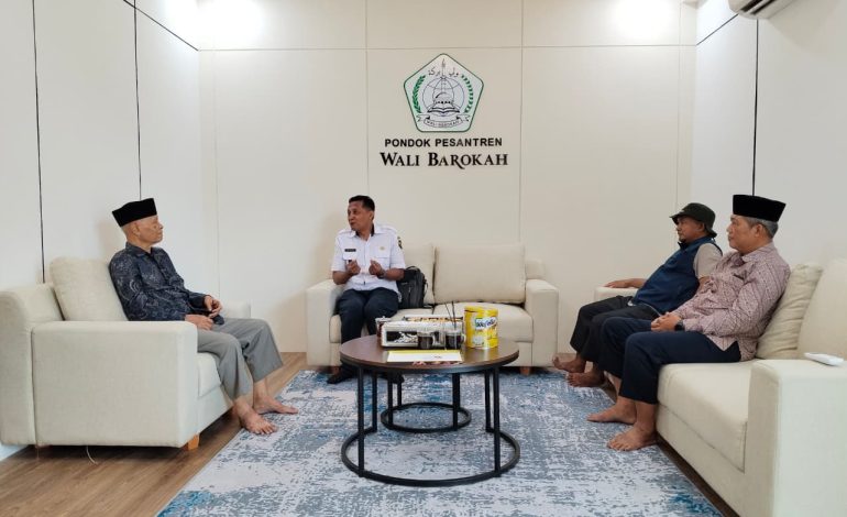 Kunjungan Kepala Kelurahan Banjaran, Rudi Winarko di Kantor Ketua Pondok Pesantren Wali Barokah Kota Kediri